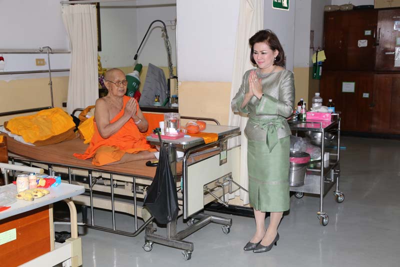 052 นายกสมาคมภริยาฯนำเครื่องภัตตาหาร ถวายแก่พระสงฆ์ที่อาพาธ ณ โรงพยาบาลสงฆ์ วันที่ ๓๐ ธันวาคม ๒๕๕๘