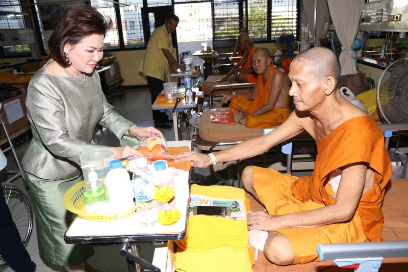052 นายกสมาคมภริยาฯนำเครื่องภัตตาหาร ถวายแก่พระสงฆ์ที่อาพาธ ณ โรงพยาบาลสงฆ์ วันที่ ๓๐ ธันวาคม ๒๕๕๘