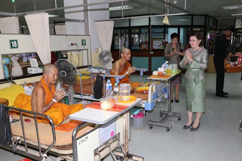 052 นายกสมาคมภริยาฯนำเครื่องภัตตาหาร ถวายแก่พระสงฆ์ที่อาพาธ ณ โรงพยาบาลสงฆ์ วันที่ ๓๐ ธันวาคม ๒๕๕๘