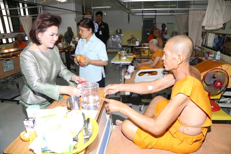 052 นายกสมาคมภริยาฯนำเครื่องภัตตาหาร ถวายแก่พระสงฆ์ที่อาพาธ ณ โรงพยาบาลสงฆ์ วันที่ ๓๐ ธันวาคม ๒๕๕๘