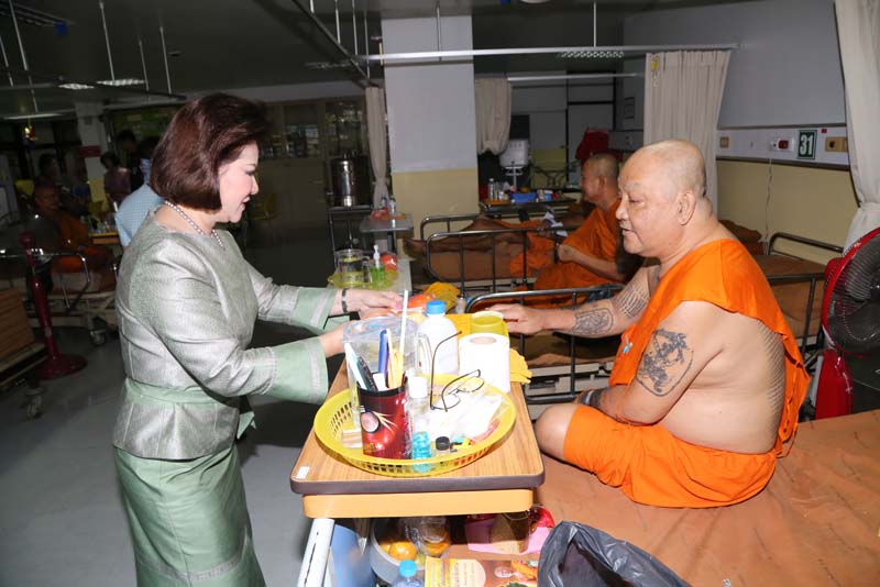 052 นายกสมาคมภริยาฯนำเครื่องภัตตาหาร ถวายแก่พระสงฆ์ที่อาพาธ ณ โรงพยาบาลสงฆ์ วันที่ ๓๐ ธันวาคม ๒๕๕๘