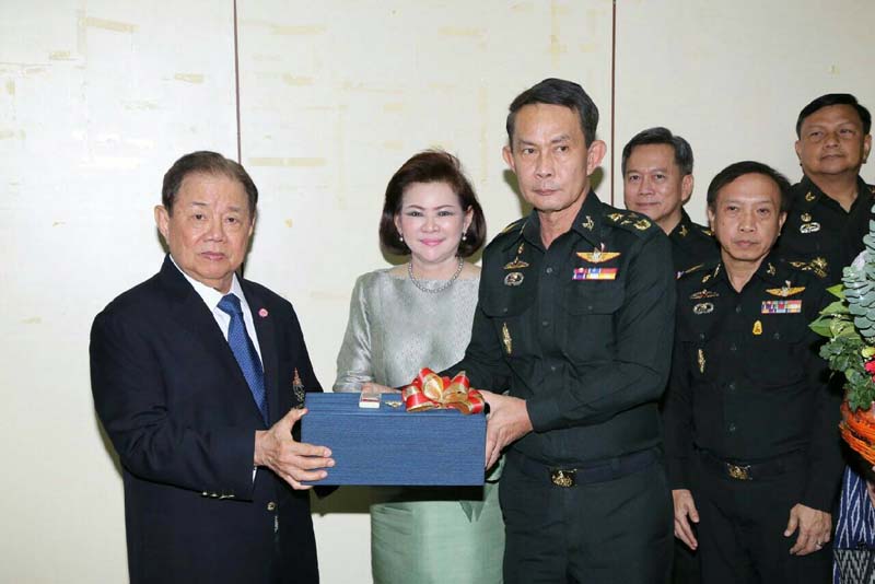 053 ปลัดกระทรวงกลาโหม พร้อมด้วย นายกสมาคมภริยาข้าราชการสำนักงานปลัดกระทรวงกลาโหม นำข้าราชการชั้นผู้ใหญ่สำนักงานปลัดกระทรวงกลาโหม เข้าอำนวยพรและขอพรปีใหม่ จาก พลเอก ยุทธศักดิ์ ศศิประภา
