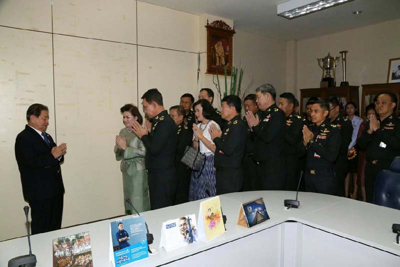 053 ปลัดกระทรวงกลาโหม พร้อมด้วย นายกสมาคมภริยาข้าราชการสำนักงานปลัดกระทรวงกลาโหม นำข้าราชการชั้นผู้ใหญ่สำนักงานปลัดกระทรวงกลาโหม เข้าอำนวยพรและขอพรปีใหม่ จาก พลเอก ยุทธศักดิ์ ศศิประภา