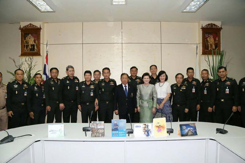 053 ปลัดกระทรวงกลาโหม พร้อมด้วย นายกสมาคมภริยาข้าราชการสำนักงานปลัดกระทรวงกลาโหม นำข้าราชการชั้นผู้ใหญ่สำนักงานปลัดกระทรวงกลาโหม เข้าอำนวยพรและขอพรปีใหม่ จาก พลเอก ยุทธศักดิ์ ศศิประภา