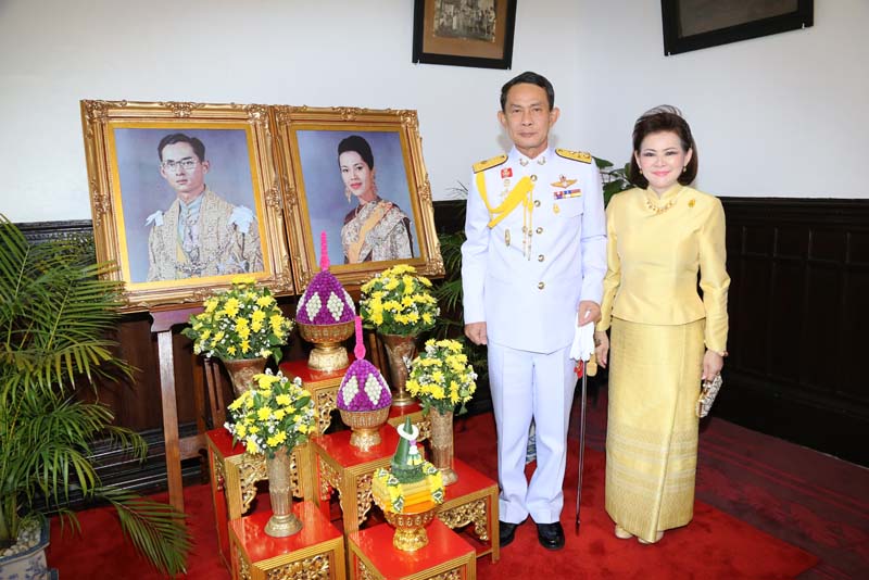 054 ปลัดกระทรวงกลาโหม และ นายกสมาคมภริยาฯลงนามถวายพระพรฯ เนื่องในโอกาสวันขึ้นปีใหม่ วันที่ ๑ มกราคม ๒๕๕๙ ในพระบรมมหาราชวัง