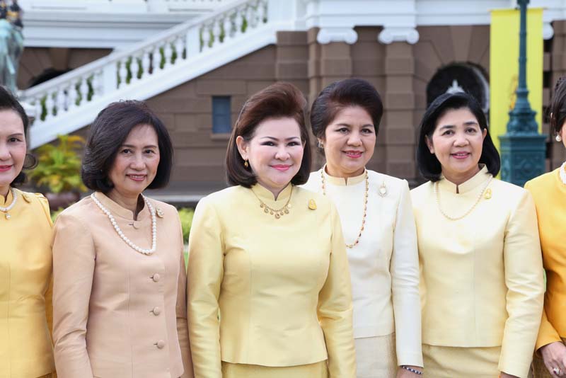 054 ปลัดกระทรวงกลาโหม และ นายกสมาคมภริยาฯลงนามถวายพระพรฯ เนื่องในโอกาสวันขึ้นปีใหม่ วันที่ ๑ มกราคม ๒๕๕๙ ในพระบรมมหาราชวัง