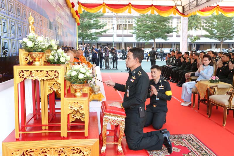 055 ปลัดกระทรวงกลาโหม พร้อมด้วย นายกสมาคมภริยาฯ เป็นประธานพิธีทำบุญตักบาตรเนื่องในเทศกาลขึ้นปีใหม่