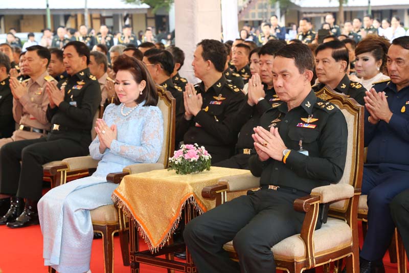 055 ปลัดกระทรวงกลาโหม พร้อมด้วย นายกสมาคมภริยาฯ เป็นประธานพิธีทำบุญตักบาตรเนื่องในเทศกาลขึ้นปีใหม่