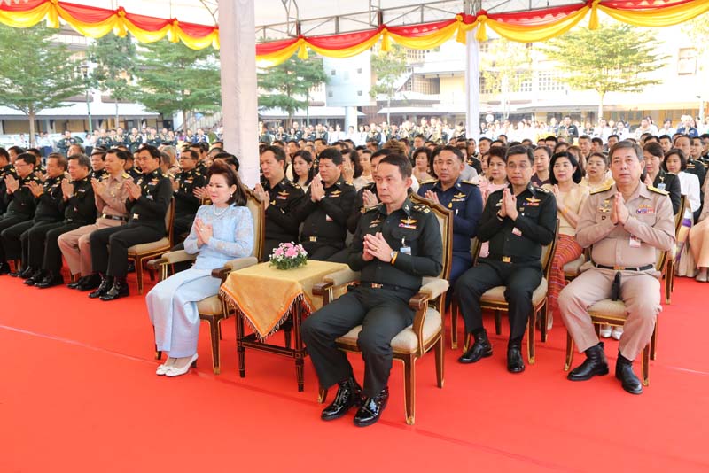 055 ปลัดกระทรวงกลาโหม พร้อมด้วย นายกสมาคมภริยาฯ เป็นประธานพิธีทำบุญตักบาตรเนื่องในเทศกาลขึ้นปีใหม่