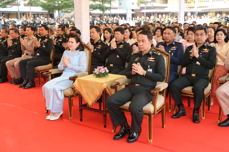 055 ปลัดกระทรวงกลาโหม พร้อมด้วย นายกสมาคมภริยาฯ เป็นประธานพิธีทำบุญตักบาตรเนื่องในเทศกาลขึ้นปีใหม่
