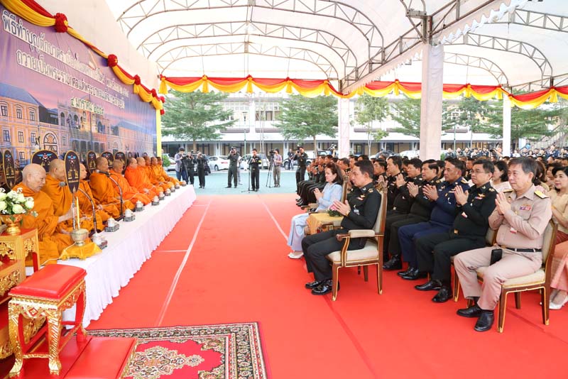 055 ปลัดกระทรวงกลาโหม พร้อมด้วย นายกสมาคมภริยาฯ เป็นประธานพิธีทำบุญตักบาตรเนื่องในเทศกาลขึ้นปีใหม่