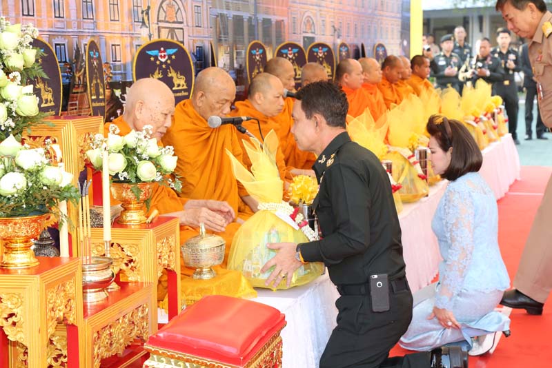 055 ปลัดกระทรวงกลาโหม พร้อมด้วย นายกสมาคมภริยาฯ เป็นประธานพิธีทำบุญตักบาตรเนื่องในเทศกาลขึ้นปีใหม่
