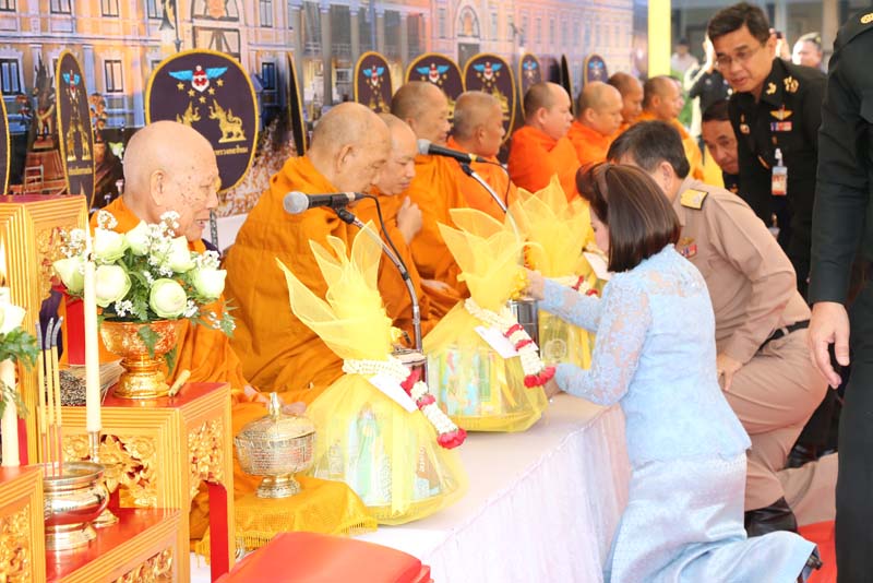 055 ปลัดกระทรวงกลาโหม พร้อมด้วย นายกสมาคมภริยาฯ เป็นประธานพิธีทำบุญตักบาตรเนื่องในเทศกาลขึ้นปีใหม่