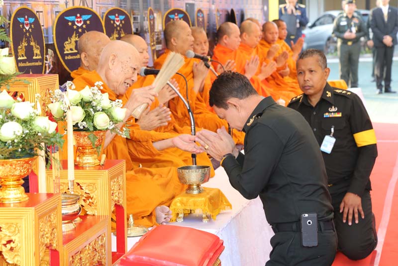 055 ปลัดกระทรวงกลาโหม พร้อมด้วย นายกสมาคมภริยาฯ เป็นประธานพิธีทำบุญตักบาตรเนื่องในเทศกาลขึ้นปีใหม่