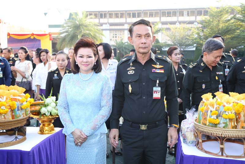 055 ปลัดกระทรวงกลาโหม พร้อมด้วย นายกสมาคมภริยาฯ เป็นประธานพิธีทำบุญตักบาตรเนื่องในเทศกาลขึ้นปีใหม่