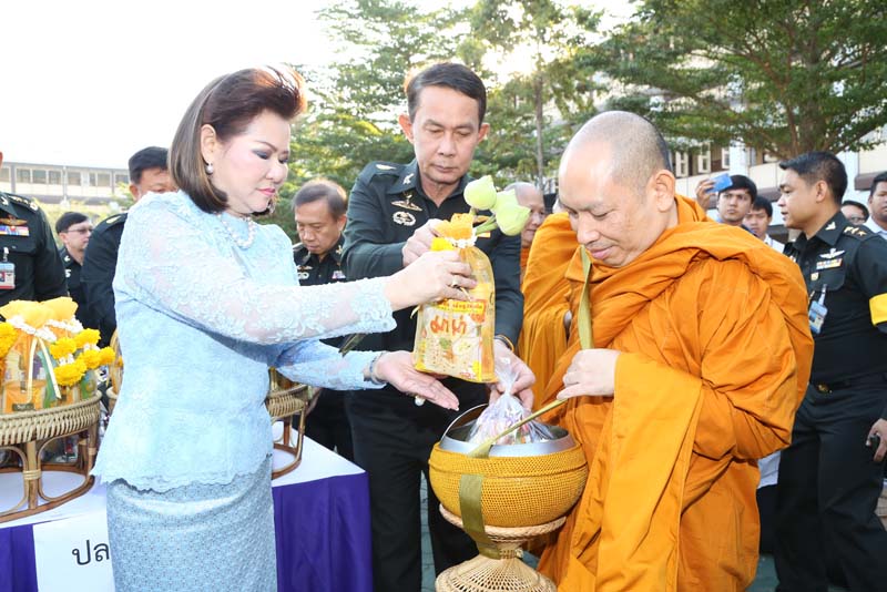 055 ปลัดกระทรวงกลาโหม พร้อมด้วย นายกสมาคมภริยาฯ เป็นประธานพิธีทำบุญตักบาตรเนื่องในเทศกาลขึ้นปีใหม่
