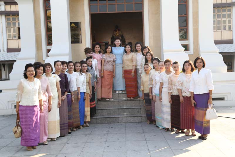055 ปลัดกระทรวงกลาโหม พร้อมด้วย นายกสมาคมภริยาฯ เป็นประธานพิธีทำบุญตักบาตรเนื่องในเทศกาลขึ้นปีใหม่