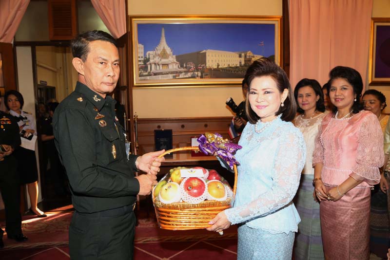 056 นายกสมาคมภริยาฯ นำคณะกรรมการสมาคม เข้าอำนวยพร และขอรับพรปีใหม่ จาก พลเอก ปรีชา จันทร์โอชา ปลัดกระทรวงกลาโหม