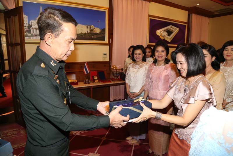 056 นายกสมาคมภริยาฯ นำคณะกรรมการสมาคม เข้าอำนวยพร และขอรับพรปีใหม่ จาก พลเอก ปรีชา จันทร์โอชา ปลัดกระทรวงกลาโหม