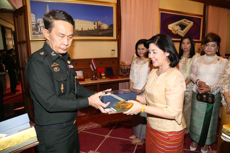 056 นายกสมาคมภริยาฯ นำคณะกรรมการสมาคม เข้าอำนวยพร และขอรับพรปีใหม่ จาก พลเอก ปรีชา จันทร์โอชา ปลัดกระทรวงกลาโหม