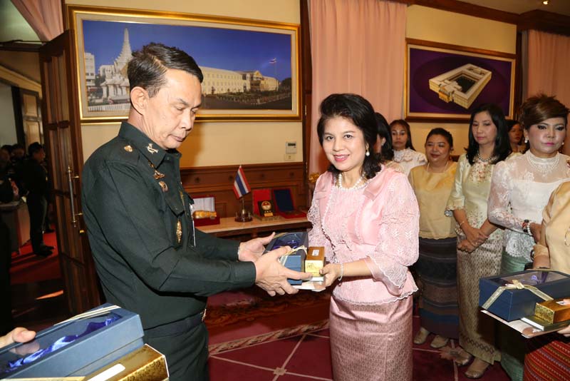 056 นายกสมาคมภริยาฯ นำคณะกรรมการสมาคม เข้าอำนวยพร และขอรับพรปีใหม่ จาก พลเอก ปรีชา จันทร์โอชา ปลัดกระทรวงกลาโหม