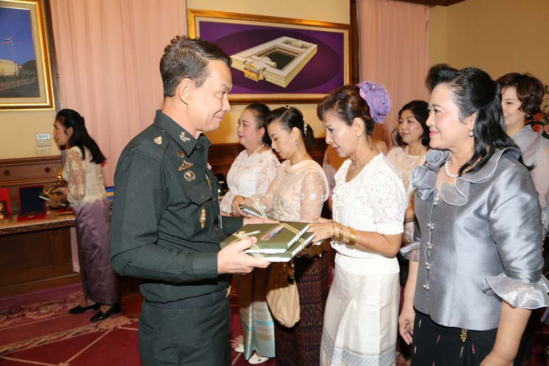 056 นายกสมาคมภริยาฯ นำคณะกรรมการสมาคม เข้าอำนวยพร และขอรับพรปีใหม่ จาก พลเอก ปรีชา จันทร์โอชา ปลัดกระทรวงกลาโหม