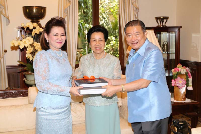 057 นายกสมาคมภริยาฯ เข้าเยี่ยมคาราวะและอวยพร คุณเจริญ และ คุณหญิงวรรณา สิริวัฒนภักดี ในวาระดิถีขึ้นปีใหม่