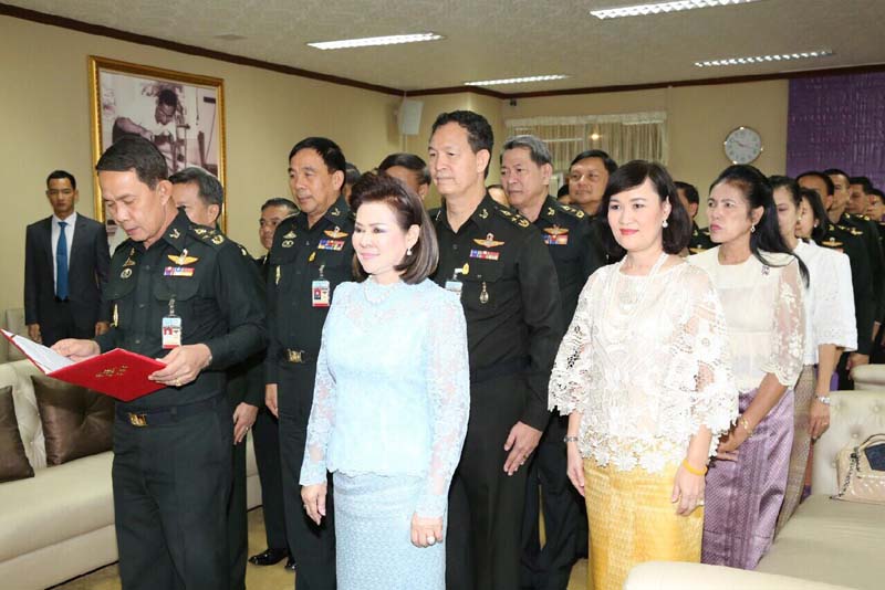 058 ปลัดกระทรวงกลาโหม และ นายกสมาคมภริยาฯ นำข้าราชการชั้นผู้ใหญ่สำนักงานปลัดกระทรวงกลาโหม เข้าเยี่ยมคาราวะ และอวยพรปีใหม่ พลเอก ศิริชัย ดิษฐกุล