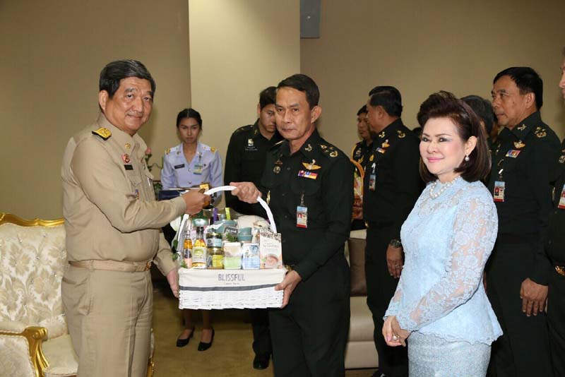 058 ปลัดกระทรวงกลาโหม และ นายกสมาคมภริยาฯ นำข้าราชการชั้นผู้ใหญ่สำนักงานปลัดกระทรวงกลาโหม เข้าเยี่ยมคาราวะ และอวยพรปีใหม่ พลเอก ศิริชัย ดิษฐกุล