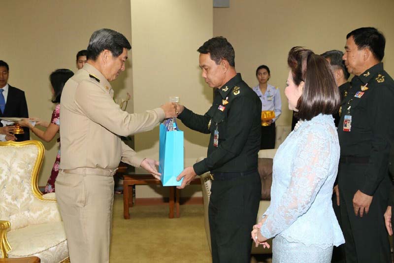 058 ปลัดกระทรวงกลาโหม และ นายกสมาคมภริยาฯ นำข้าราชการชั้นผู้ใหญ่สำนักงานปลัดกระทรวงกลาโหม เข้าเยี่ยมคาราวะ และอวยพรปีใหม่ พลเอก ศิริชัย ดิษฐกุล