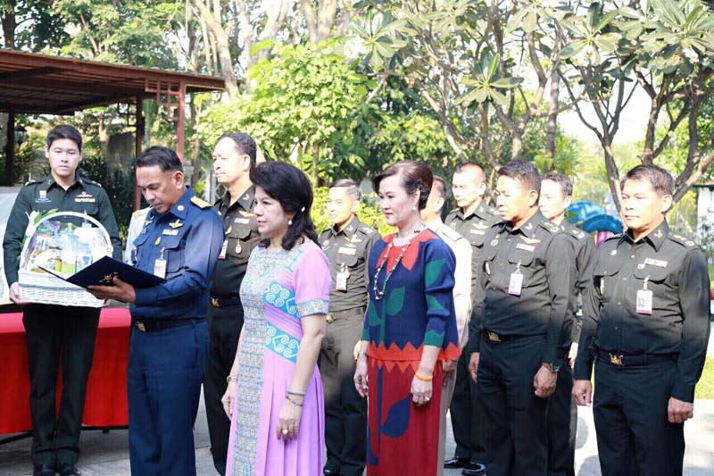 059 พลเอก ปรีชา จันทร์โอชา ปลัดกระทรวงกลาโหมได้มอบหมายให้ พลอากาศเอก ศิวเกียรติ์ ชเยมะ รองปลัดกระทรวงกลาโหม และ คุณภรณี ชเยมะ อุปนายกสมาคมภริยาฯ เป็นตัวแทนเข้าเยี่ยมคำนับและขอพรปีใหม่จาก พลเอก อู้ด เบื้องบน อดีตปลัดกระทรวงกลาโหม
