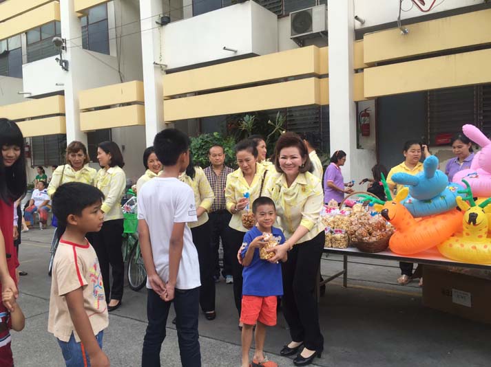 061 นายกสมาคมภริยาฯ เป็นประธานจัดงานวันเด็กของ สป. ที่ศูนย์ประชาชื่น และแจ้งวัฒนะ พร้อมทั้งให้ข้อคิดแก่ผู้ปกครองและเด็กที่มาร่วมงาน “เกิดที่พ่อ ก่อที่แม่ แก่ที่ลูก ลูกคือผลผลิตที่พ่อแม่อบรมสั่งสอนมา ให้ผู้ปกครองดูแลลูกให้ดี เพราะอนาคตของชาติฝากไว้กับเด็กๆ" วันเสาร์ที่ ๙ มกราคม ๒๕๕๙