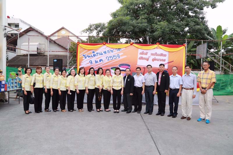 061 นายกสมาคมภริยาฯ เป็นประธานจัดงานวันเด็กของ สป. ที่ศูนย์ประชาชื่น และแจ้งวัฒนะ พร้อมทั้งให้ข้อคิดแก่ผู้ปกครองและเด็กที่มาร่วมงาน “เกิดที่พ่อ ก่อที่แม่ แก่ที่ลูก ลูกคือผลผลิตที่พ่อแม่อบรมสั่งสอนมา ให้ผู้ปกครองดูแลลูกให้ดี เพราะอนาคตของชาติฝากไว้กับเด็กๆ" วันเสาร์ที่ ๙ มกราคม ๒๕๕๙