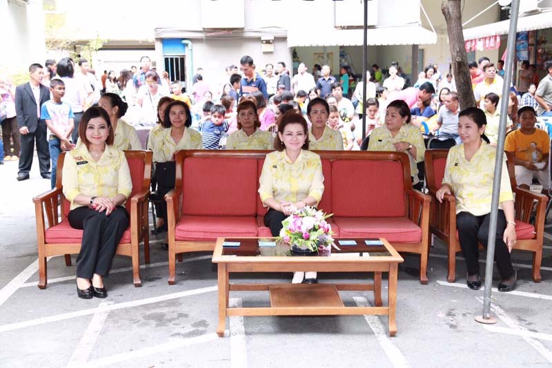 061 นายกสมาคมภริยาฯ เป็นประธานจัดงานวันเด็กของ สป. ที่ศูนย์ประชาชื่น และแจ้งวัฒนะ พร้อมทั้งให้ข้อคิดแก่ผู้ปกครองและเด็กที่มาร่วมงาน “เกิดที่พ่อ ก่อที่แม่ แก่ที่ลูก ลูกคือผลผลิตที่พ่อแม่อบรมสั่งสอนมา ให้ผู้ปกครองดูแลลูกให้ดี เพราะอนาคตของชาติฝากไว้กับเด็กๆ" วันเสาร์ที่ ๙ มกราคม ๒๕๕๙
