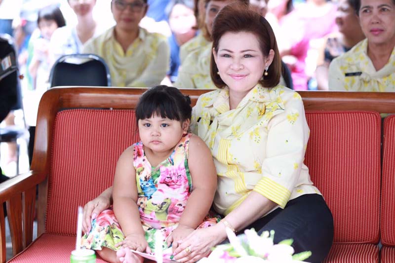 061 นายกสมาคมภริยาฯ เป็นประธานจัดงานวันเด็กของ สป. ที่ศูนย์ประชาชื่น และแจ้งวัฒนะ พร้อมทั้งให้ข้อคิดแก่ผู้ปกครองและเด็กที่มาร่วมงาน “เกิดที่พ่อ ก่อที่แม่ แก่ที่ลูก ลูกคือผลผลิตที่พ่อแม่อบรมสั่งสอนมา ให้ผู้ปกครองดูแลลูกให้ดี เพราะอนาคตของชาติฝากไว้กับเด็กๆ" วันเสาร์ที่ ๙ มกราคม ๒๕๕๙