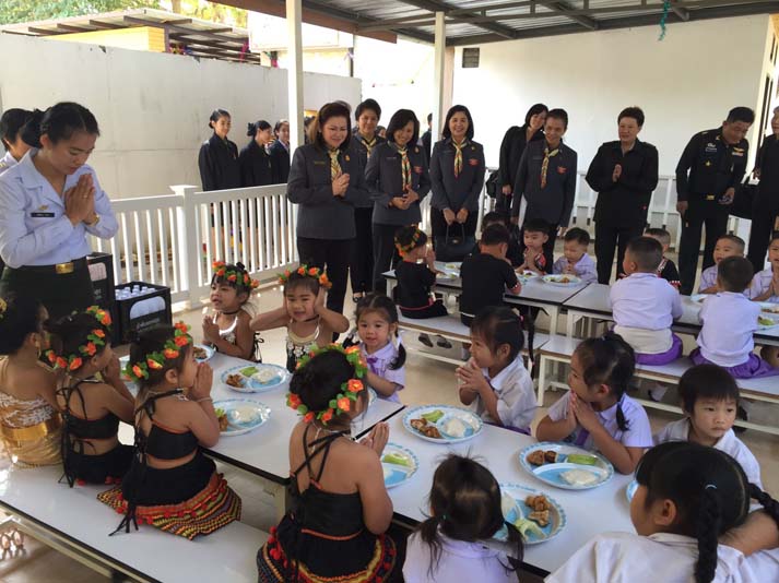 062 ปลัดกระทรวงกลาโหม และ นายกสมาคมภริยาฯ พร้อมด้วยข้าราชการชั้นผู้ใหญ่ สำนักงานปลัดกระทรวงกลาโหม และคณะ เดินทางตรวจเยี่ยมหน่วย ศูนย์พัฒนาปิโตรเลียมภาคเหนือ กรมการพลังงานทหาร