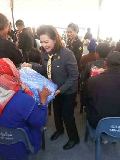 063 ปลัดกระทรวงกลาโหม และนายกสมาคมภริยาฯ พร้อมคณะ เป็นประธานในพิธีมอบผ้าห่ม (๖๐๐ผืน) ให้กับราษฎรในแหล่งพื้นที่ผลิตน้ำมัน ณ ศูนย์กีฬา ศูนย์พัฒนาปิโตรเลียมภาคเหนือ กรมการพลังงานทหาร