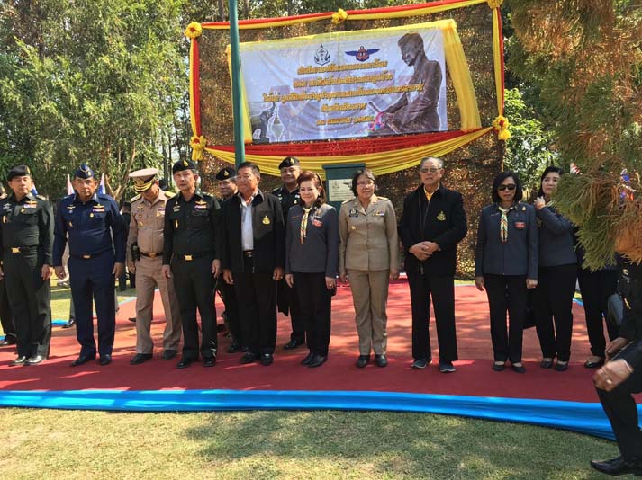 067 ปลัดกระทรวงกลาโหม และ นายกสมาคมภริยาฯ เป็นประธานในพิธีเปิดโครงการติดตั้งเสาไฟฟ้าส่องสว่าง พื้นที่ศาลสมเด็จพระนเรศวรมหาราช ณ อำเภอ แม่สรวย จังหวัด เชียงราย