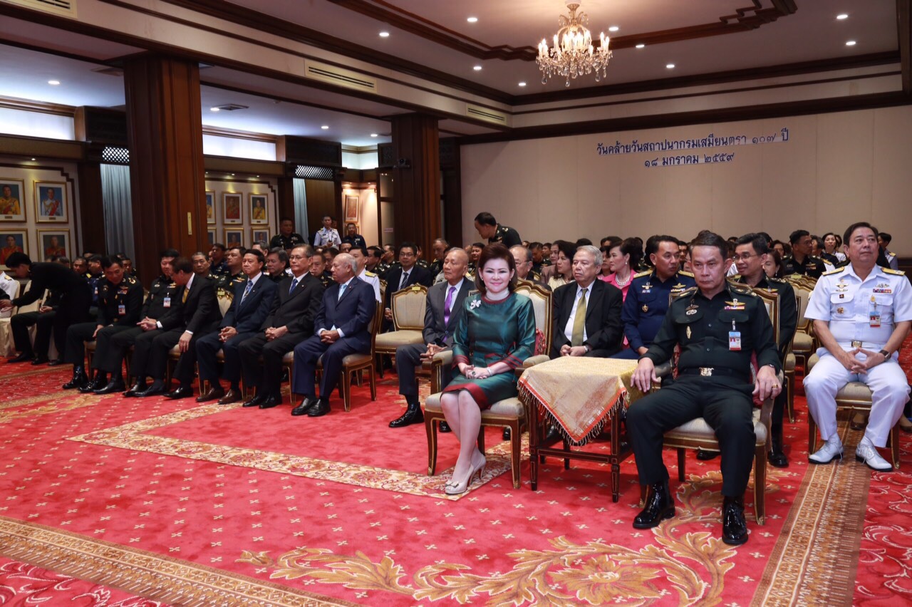 068 ปลัดกระทรวงกลาโหม พร้อมด้วย คุณผ่องพรรณ จันทร์โอชา นายกสมาคมภริยาฯ ร่วมพิธีบำเพ็ญกุศลงานวันคล้ายวันสถาปนากรมเสมียนตรา ประจำปี ๒๕๕๙ (๑๐๗ปี) ณ ห้องสุรศักดิ์มนตรี ภายในศาลาว่าการกลาโหม