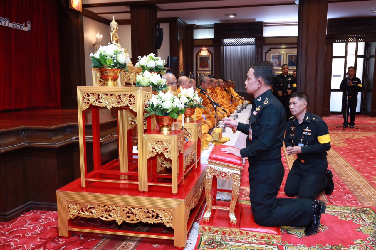 068 ปลัดกระทรวงกลาโหม พร้อมด้วย คุณผ่องพรรณ จันทร์โอชา นายกสมาคมภริยาฯ ร่วมพิธีบำเพ็ญกุศลงานวันคล้ายวันสถาปนากรมเสมียนตรา ประจำปี ๒๕๕๙ (๑๐๗ปี) ณ ห้องสุรศักดิ์มนตรี ภายในศาลาว่าการกลาโหม