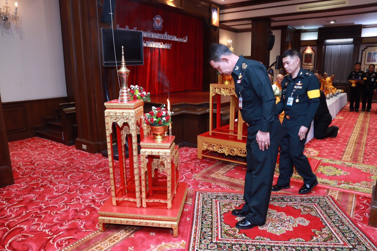 068 ปลัดกระทรวงกลาโหม พร้อมด้วย คุณผ่องพรรณ จันทร์โอชา นายกสมาคมภริยาฯ ร่วมพิธีบำเพ็ญกุศลงานวันคล้ายวันสถาปนากรมเสมียนตรา ประจำปี ๒๕๕๙ (๑๐๗ปี) ณ ห้องสุรศักดิ์มนตรี ภายในศาลาว่าการกลาโหม