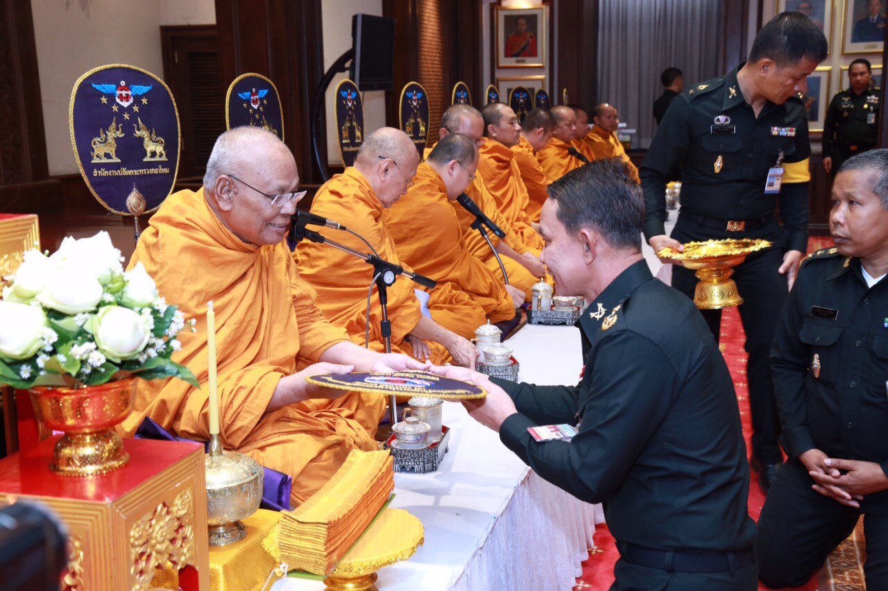 068 ปลัดกระทรวงกลาโหม พร้อมด้วย คุณผ่องพรรณ จันทร์โอชา นายกสมาคมภริยาฯ ร่วมพิธีบำเพ็ญกุศลงานวันคล้ายวันสถาปนากรมเสมียนตรา ประจำปี ๒๕๕๙ (๑๐๗ปี) ณ ห้องสุรศักดิ์มนตรี ภายในศาลาว่าการกลาโหม
