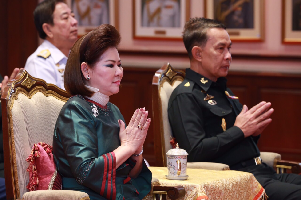 068 ปลัดกระทรวงกลาโหม พร้อมด้วย คุณผ่องพรรณ จันทร์โอชา นายกสมาคมภริยาฯ ร่วมพิธีบำเพ็ญกุศลงานวันคล้ายวันสถาปนากรมเสมียนตรา ประจำปี ๒๕๕๙ (๑๐๗ปี) ณ ห้องสุรศักดิ์มนตรี ภายในศาลาว่าการกลาโหม