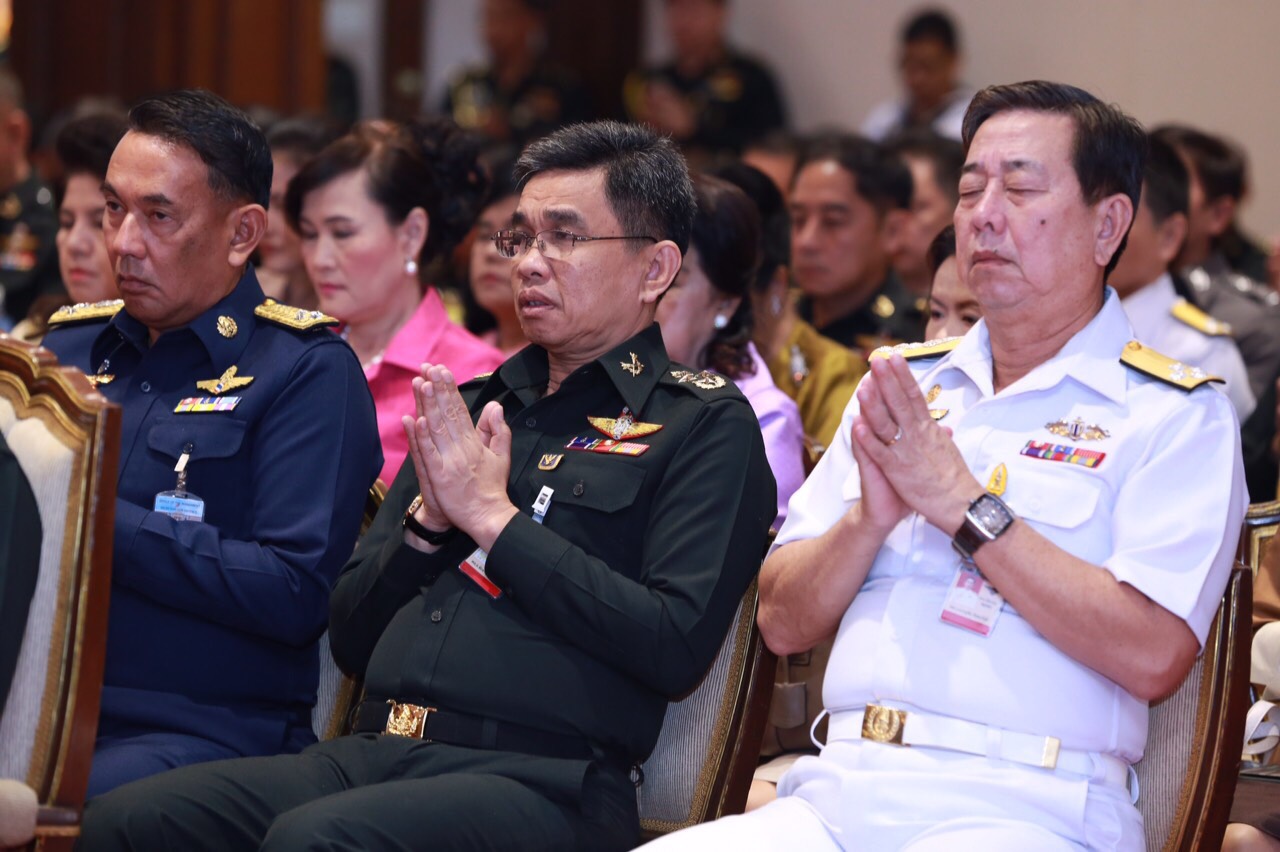 068 ปลัดกระทรวงกลาโหม พร้อมด้วย คุณผ่องพรรณ จันทร์โอชา นายกสมาคมภริยาฯ ร่วมพิธีบำเพ็ญกุศลงานวันคล้ายวันสถาปนากรมเสมียนตรา ประจำปี ๒๕๕๙ (๑๐๗ปี) ณ ห้องสุรศักดิ์มนตรี ภายในศาลาว่าการกลาโหม