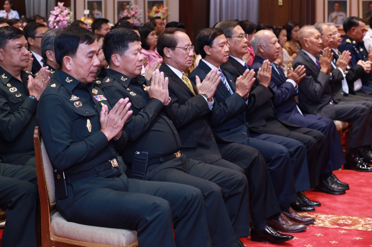 068 ปลัดกระทรวงกลาโหม พร้อมด้วย คุณผ่องพรรณ จันทร์โอชา นายกสมาคมภริยาฯ ร่วมพิธีบำเพ็ญกุศลงานวันคล้ายวันสถาปนากรมเสมียนตรา ประจำปี ๒๕๕๙ (๑๐๗ปี) ณ ห้องสุรศักดิ์มนตรี ภายในศาลาว่าการกลาโหม