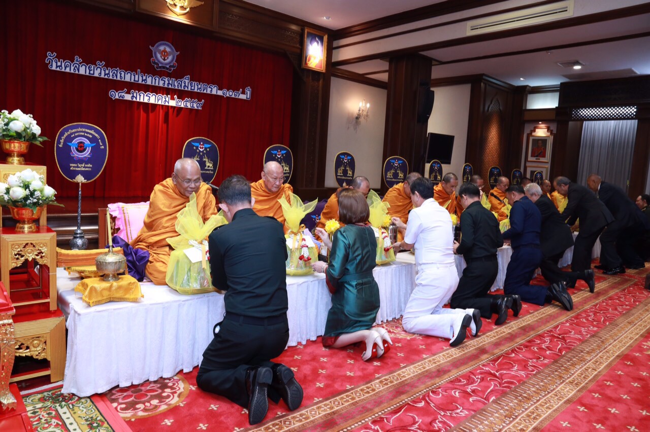 068 ปลัดกระทรวงกลาโหม พร้อมด้วย คุณผ่องพรรณ จันทร์โอชา นายกสมาคมภริยาฯ ร่วมพิธีบำเพ็ญกุศลงานวันคล้ายวันสถาปนากรมเสมียนตรา ประจำปี ๒๕๕๙ (๑๐๗ปี) ณ ห้องสุรศักดิ์มนตรี ภายในศาลาว่าการกลาโหม