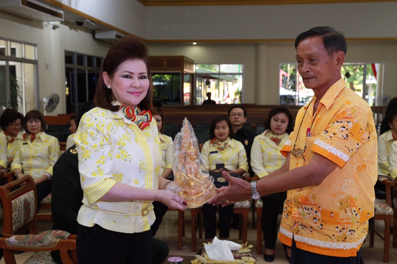 070 นายกสมาคมภริยาฯ นำอุปนายก และคณะกรรมการสมาคม ไปตรวจเยี่ยมโครงการที่ ศอว.ศอพท. จังหวัดลพบุรี โดยได้ไปสักการะรอยพระพุทธบาท จว.สระบุรี จากนั้นวางพวงมาลาสักการะอนุสาวรีย์สมเด็จพระนารายณ์มหาราช