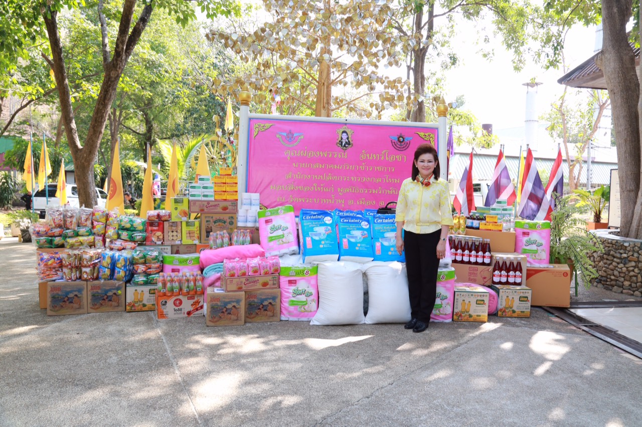 070 นายกสมาคมภริยาฯ นำอุปนายก และคณะกรรมการสมาคม ไปตรวจเยี่ยมโครงการที่ ศอว.ศอพท. จังหวัดลพบุรี โดยได้ไปสักการะรอยพระพุทธบาท จว.สระบุรี จากนั้นวางพวงมาลาสักการะอนุสาวรีย์สมเด็จพระนารายณ์มหาราช
