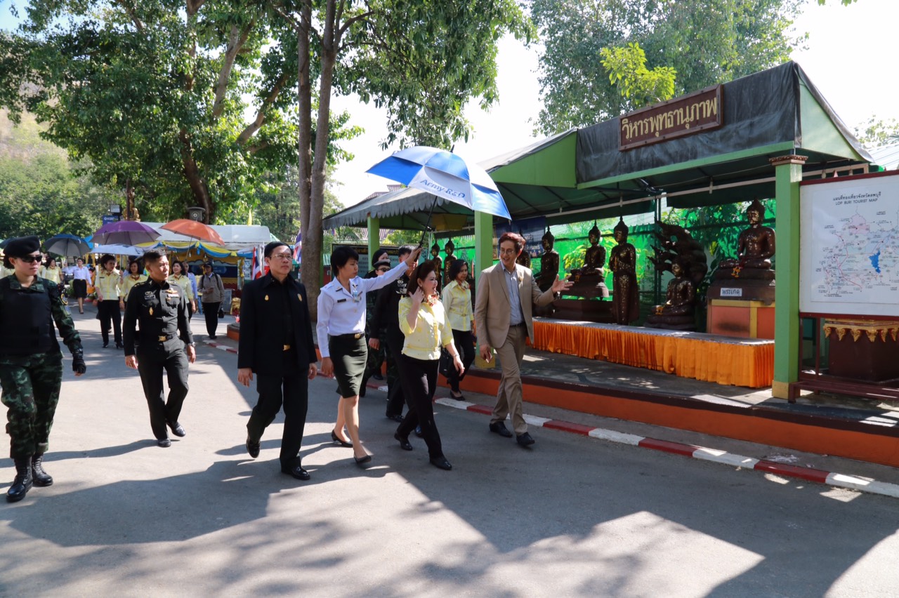070 นายกสมาคมภริยาฯ นำอุปนายก และคณะกรรมการสมาคม ไปตรวจเยี่ยมโครงการที่ ศอว.ศอพท. จังหวัดลพบุรี โดยได้ไปสักการะรอยพระพุทธบาท จว.สระบุรี จากนั้นวางพวงมาลาสักการะอนุสาวรีย์สมเด็จพระนารายณ์มหาราช