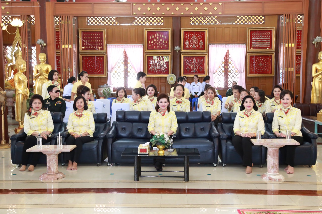 070 นายกสมาคมภริยาฯ นำอุปนายก และคณะกรรมการสมาคม ไปตรวจเยี่ยมโครงการที่ ศอว.ศอพท. จังหวัดลพบุรี โดยได้ไปสักการะรอยพระพุทธบาท จว.สระบุรี จากนั้นวางพวงมาลาสักการะอนุสาวรีย์สมเด็จพระนารายณ์มหาราช